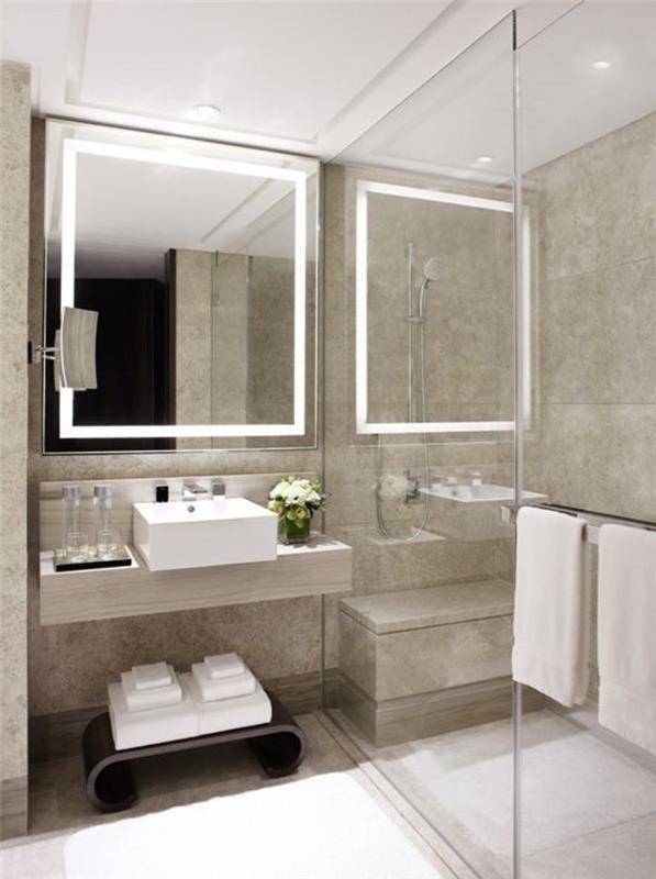vonios kambarys-veidrodis-šviesos juostelė-vonios kambarys vonioje-smėlio spalvos