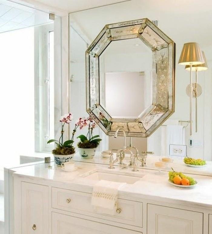 zelo elegantno-in-moderno-okvirno-kopalniško-ogledalo-blizu-umivalnika-krožnik-s-sadjem