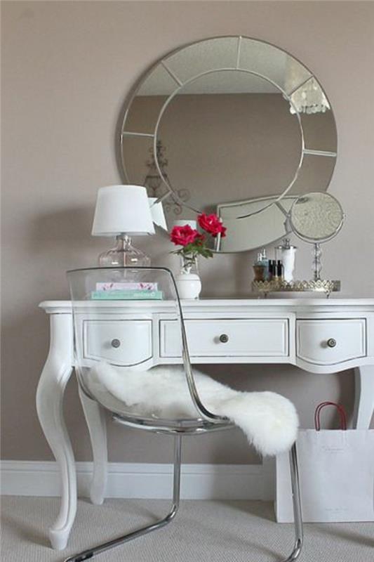 kopalnica-ogledalo-okroglo-ogledalo-bela-svetilka-in-stol