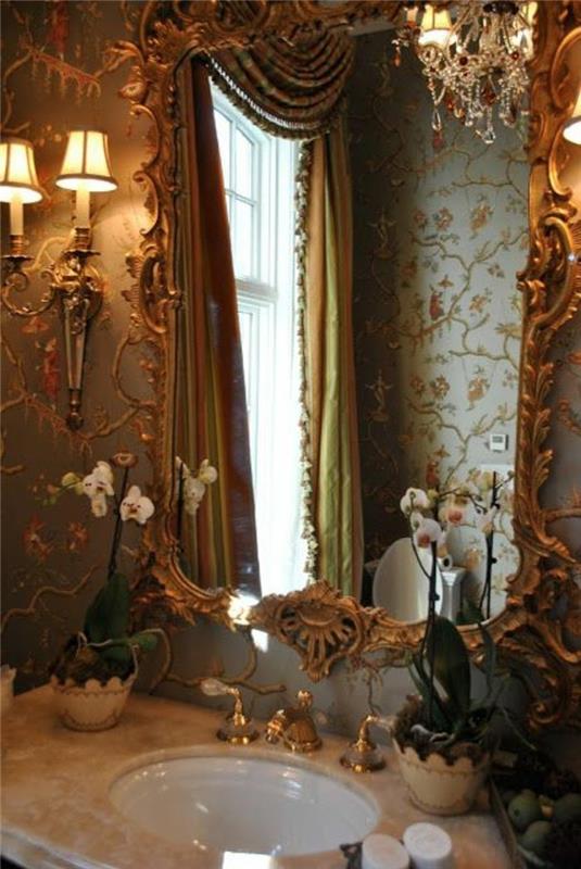 ogledalo v starem slogu kopalnice z lepimi rožicami v bližini umivalnika