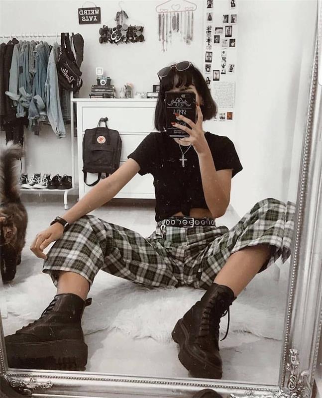 Fotografija selfija ženske kratke črne zgornje in kvadratne hlače z 90 -letnimi oblačili gležnjarji, 90 -ih išče navdihnjen večer