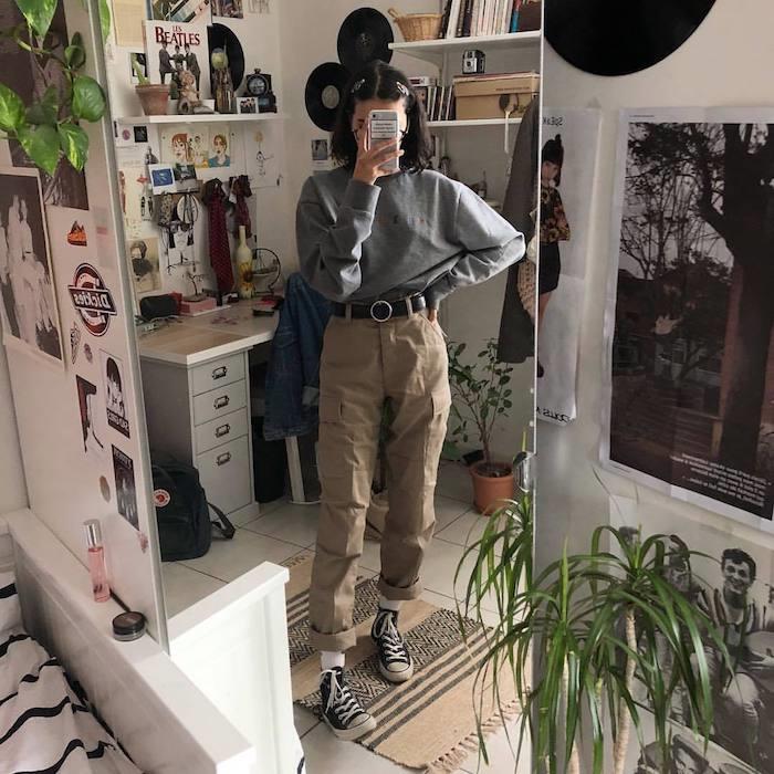 Aynada modern kız selfie kıyafeti, haki pantolon kadın, moda kıyafet sonbahar 2019