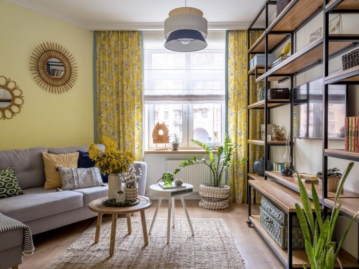 modaya uygun sarı boya duvarları ve ahşap mobilyalarla döşenmiş ahşap zemin ile küçük alan daire deco fikri