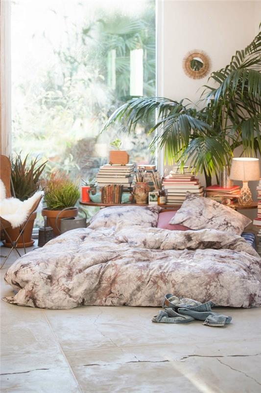 güneş aynası yatak koza döşeme bohem şık yatak odası dekoru yeşil bitkiler koleksiyon kitapları el yapımı nesneler sandalye ekose sahte kürk