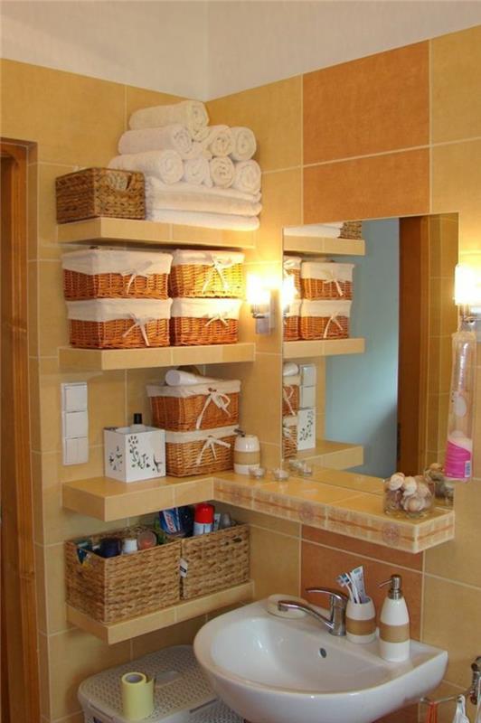 havlu ve banyo ürünlerini saklamak için raflı ve sepetli parlak banyo aynası