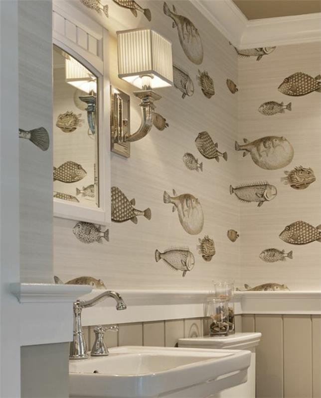 Büyük beyaz lavabolu parlak banyo aynası ve egzotik balıklı duvar kağıdı olan duvarlar