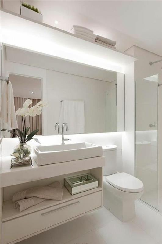 Parlak banyo Zen beyazlığını ve toplam parlaklığı büyük ekran efektini yansıtıyor
