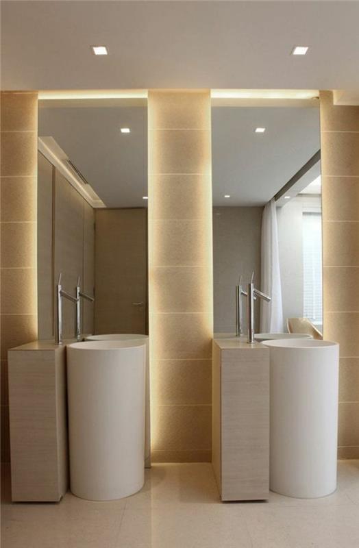 iki kare şekilli LED ile vurgulanan yuvarlak şekilli iki lavabo alanına bölünmüş ayna aydınlatıcı banyo alanı