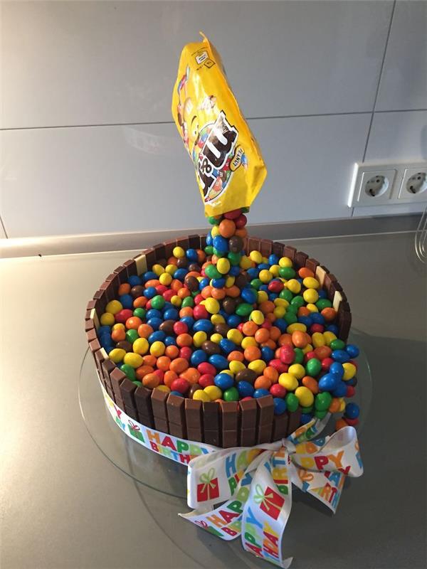 Yerçekimi pastası, ilginç çocuk pastası, eğlence için kişiselleştirilmiş doğum günü pastası, MnM yüzen şeker