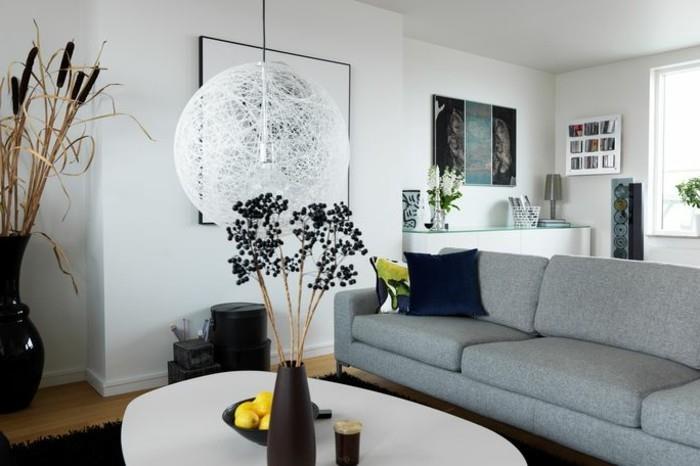 Idee arredamento soggiorno, divano tre posti grigio, tavolino ovale bianco
