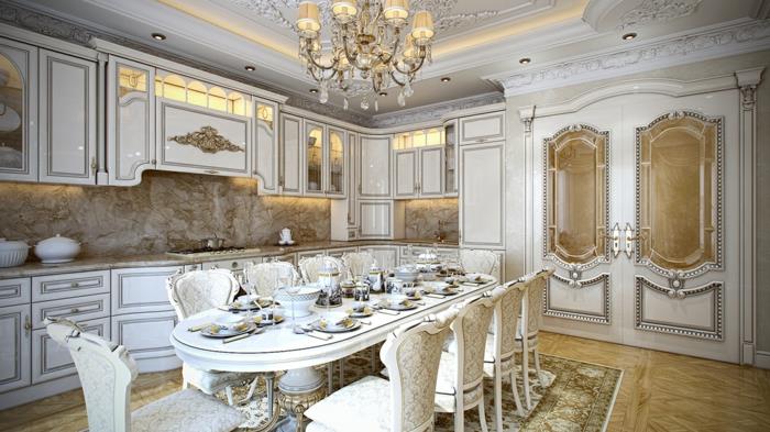 žavūs baldai, krištolinė liustra, lubos su gipso apdaila, marmurinė backsplash, baroko apdaila