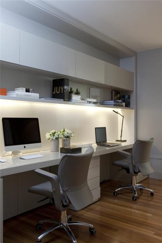 sodobno-pisarniško-pohištvo-ergonomski-pisarniški-stoli-v-beli-sivi barvi