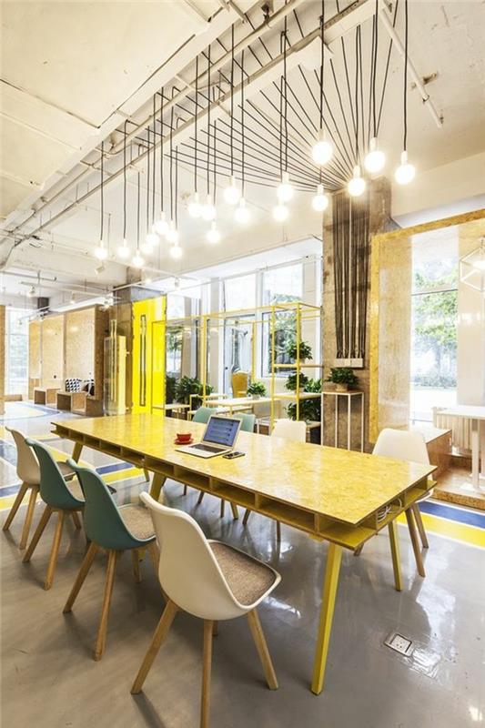 sodobno-pisarniško-pohištvo-velika-pisarna-z-visečimi-žarnicami-in-rumeno mizo