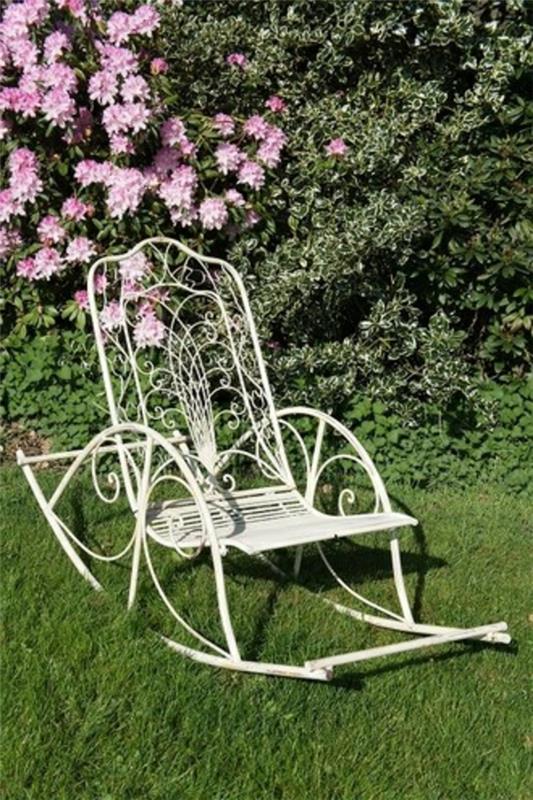 sodo baldai-balta kėdė