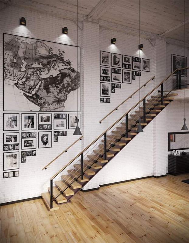 mediniai ir metaliniai laiptai, kurie dera prie pramoninio palėpės stiliaus dekoro, su originaliais laiptais, sumontuotais deko vertikalių ir horizontalių nuotraukų rėmelių galerijoje