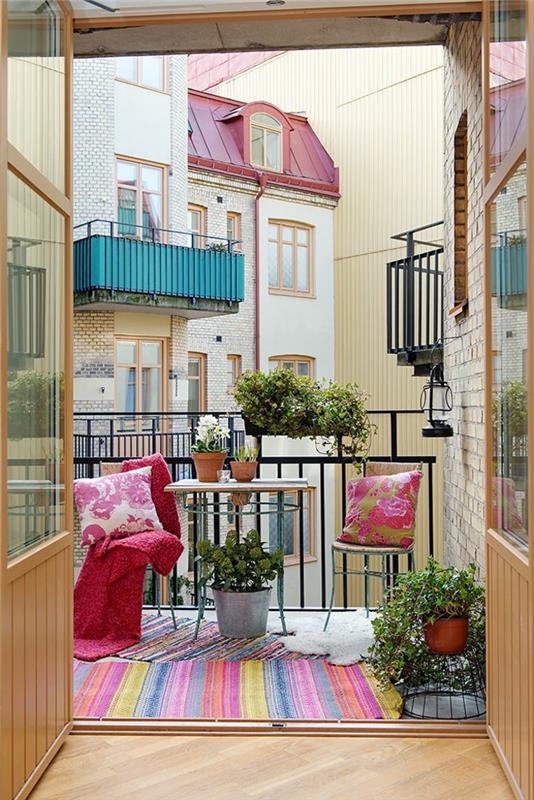 zunanje pohištvo-in-pisane-zunanje-preproge-za-balkon-pred-stanovanjem