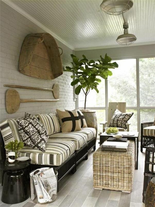 vrtno-vrtno pohištvo-kavč iz svetlega lesa-z-verando-blazinami-pred hišo
