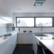 Fachadas de cozinha brancas combinadas com piso escuro