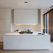 Cozinha branca com iluminação