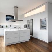 Combinando uma cozinha branca com piso de madeira