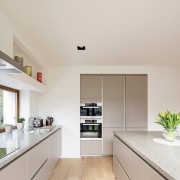 Cozinha branca em piso de madeira