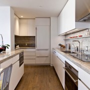 Baltos spalvos fasadai ir chromuotos rankenos