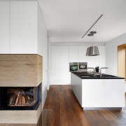 Combinação de frentes brancas de móveis de cozinha com piso de madeira