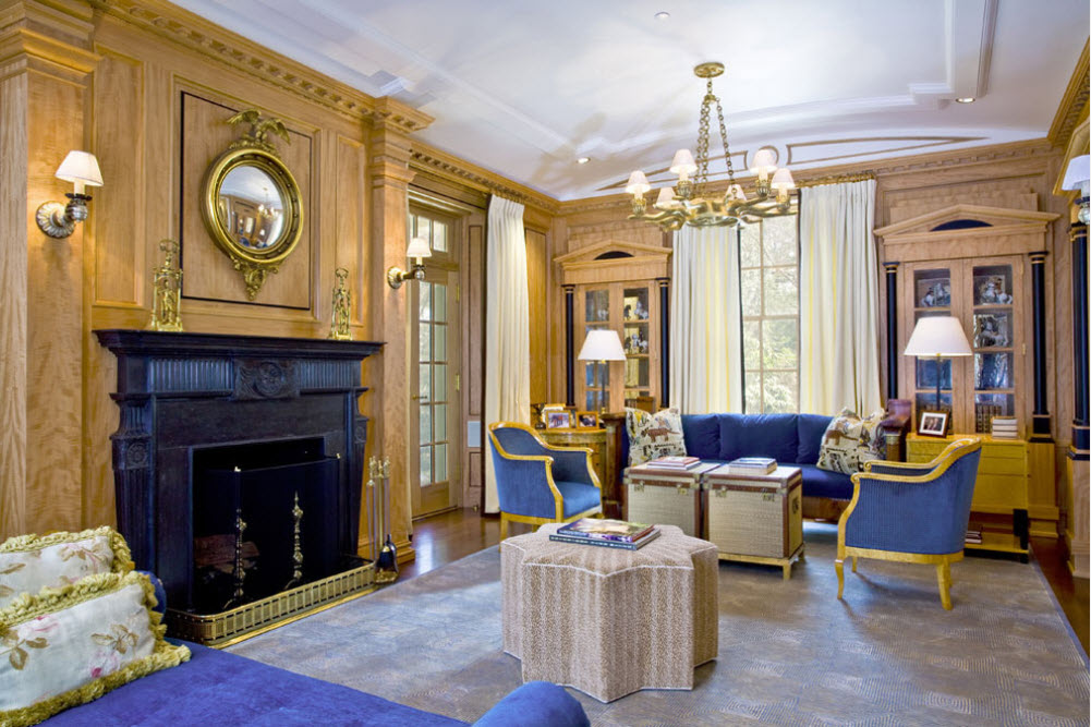 Klasikiniai baldai su mėlyna apmušalais ir aukso lapais