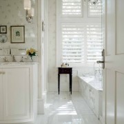Klasikinis baltos spalvos vonios kambarys