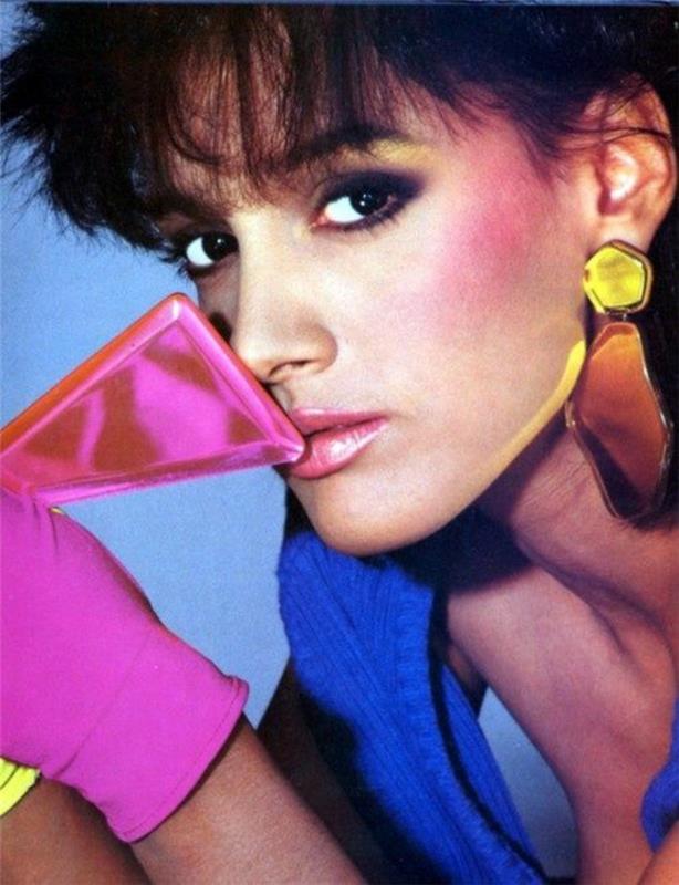 Devintajame dešimtmetyje „Flashdance“ atrodo Jennifer Beals su to meto aksesuarais ir kultinėmis spalvomis
