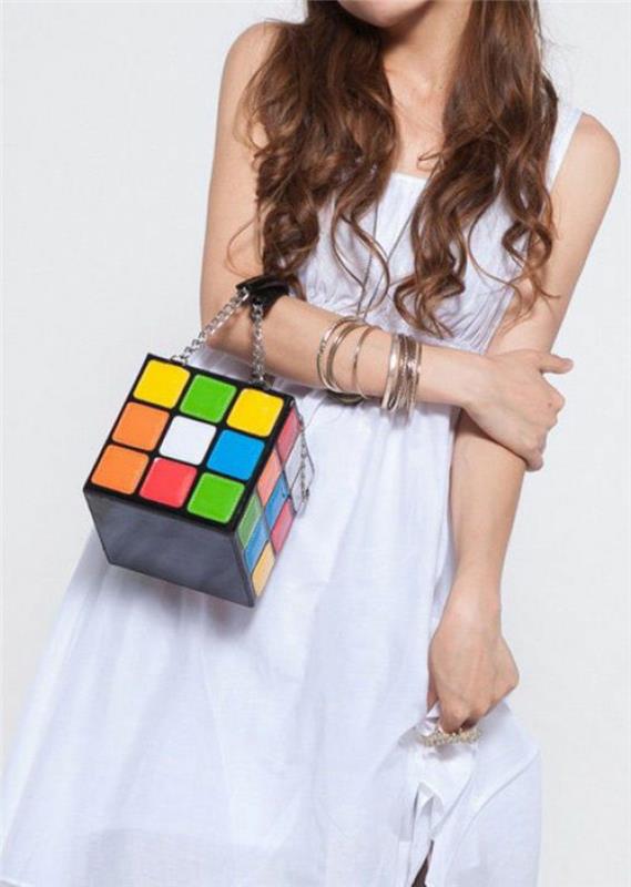 Devintojo dešimtmečio išvaizda su Rubiko kubo maišu ir tekančia balta suknele
