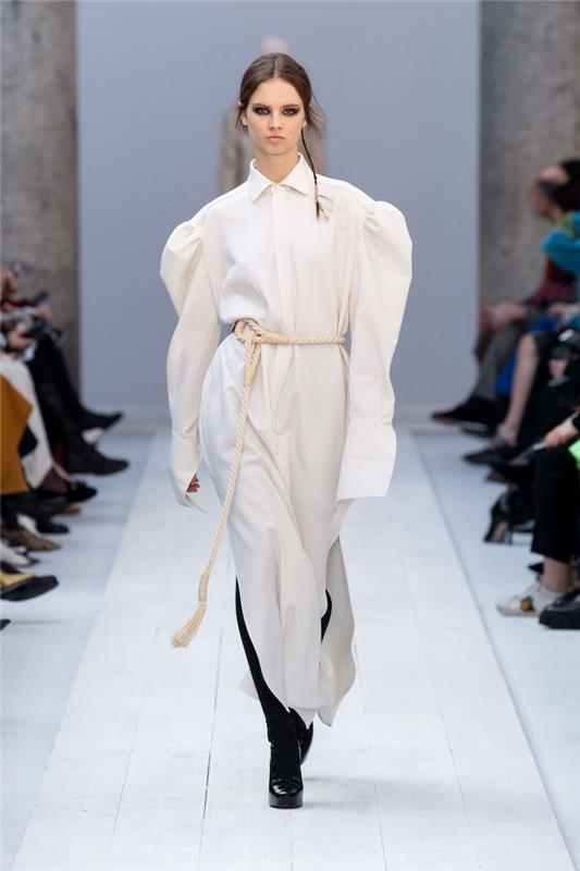 rudens -žiemos 2020 mados balta suknelė su rąstinėmis rankovėmis su rankovėmis su juodais batais