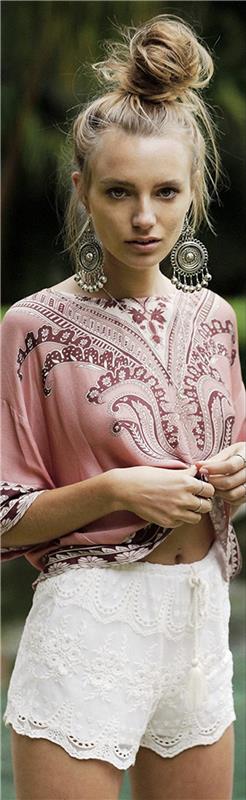 boemska moda, visoka punđa, hipi elegantna roza bluza in etnični uhani