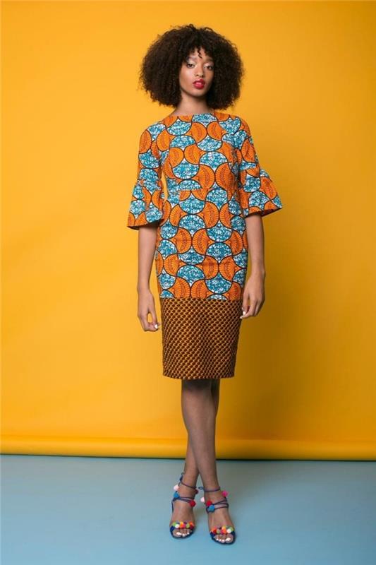prašmatnus ir profesionalus žvilgsnis į kelio ilgio afrikietišką juosmeninę suknelę su tiesiu pjūviu, harmoningai sumaišančiu du atspaudus