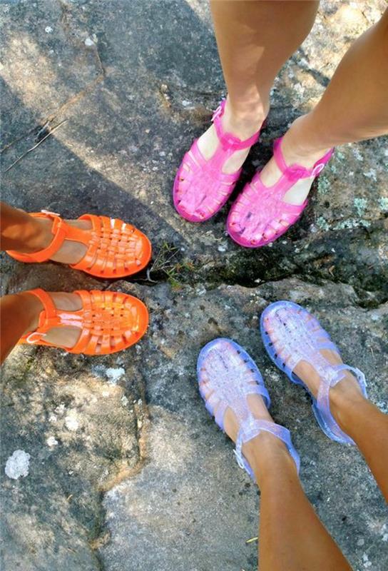 Devintojo dešimtmečio madingi plastikiniai batai ryškių neoninių spalvų vasarai