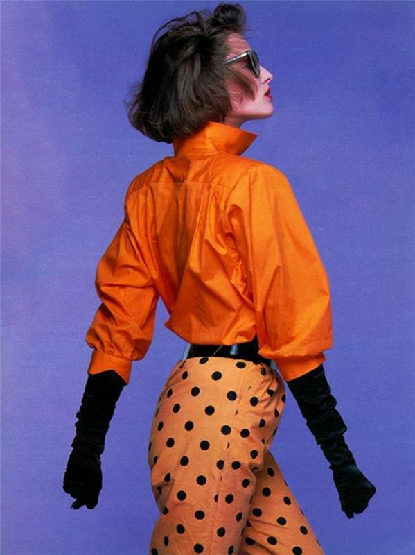 80 -ųjų mados oranžinės juodos taškinės kelnės ir palaidinė aukšta kakleliu