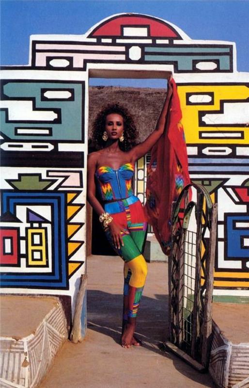 80 -ųjų mados „Iman“ modelis beprotiškai ryškiomis spalvomis