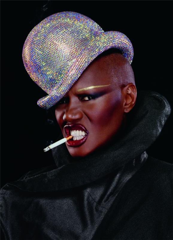 80 -ųjų mados Grace Jones to meto piktograma su blizgiu dubenėlio formos diskiniu kamuoliu