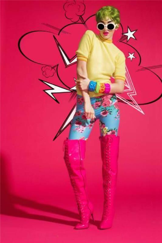 80 -ųjų mados fuksijos šlaunų aukštakulniai bateliai su aptemptomis turkio ir rožinės bei kanarinės geltonos spalvos palaidinėmis su daugybe plačių apyrankių ant riešo
