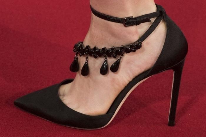kako izbrati svoj modni čevelj v črni barvi, model čevljev z visoko peto s čipkami in dekoracijo z bisernim nakitom