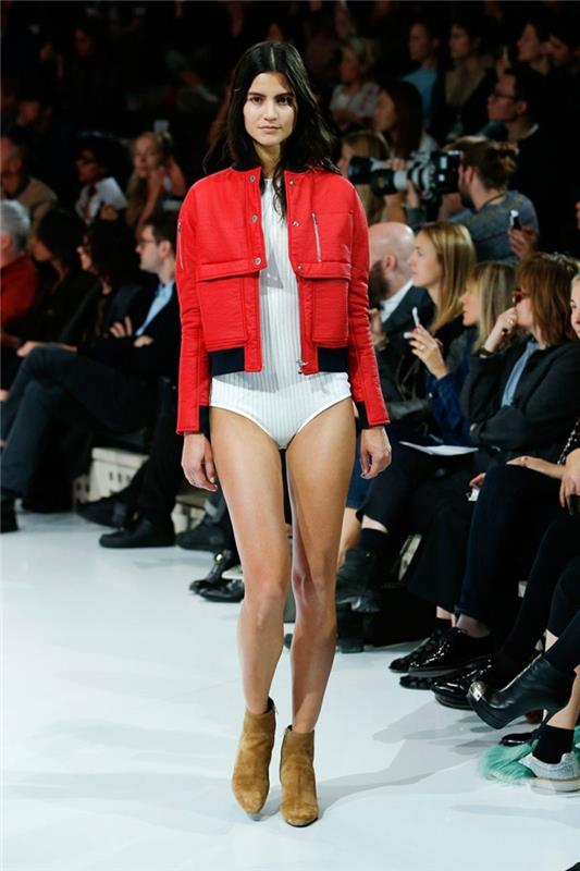 kadın-moda-2015-trendleri gör-courreges-ilkbahar-yaz-2015