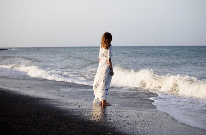 paplūdimio aprangos idėja su ilga balta suknele trumpomis rankovėmis ir karameliniais plaukais