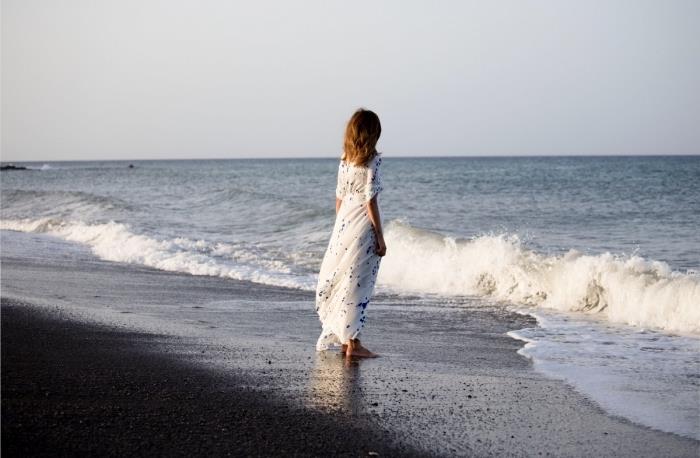 ideja obleke za plažo z dolgo belo obleko s kratkimi rokavi in ​​karamelno obarvanimi lasmi