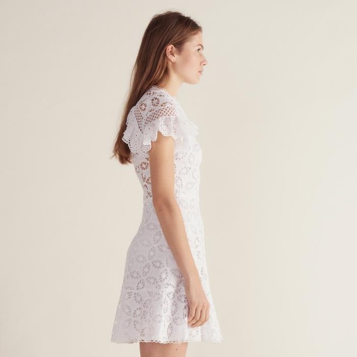 bir yazlık elbise için hangi renk ve malzeme, dantel fırfır kollu kısa beyaz elbise modeli