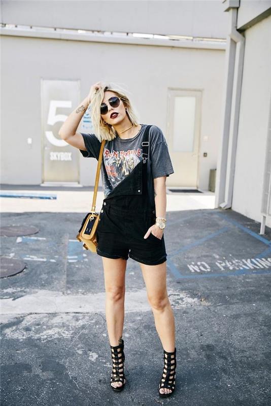 črna igralna obleka z gladiatorskimi sandali, blond frizura do ramen, ohlapna siva majica