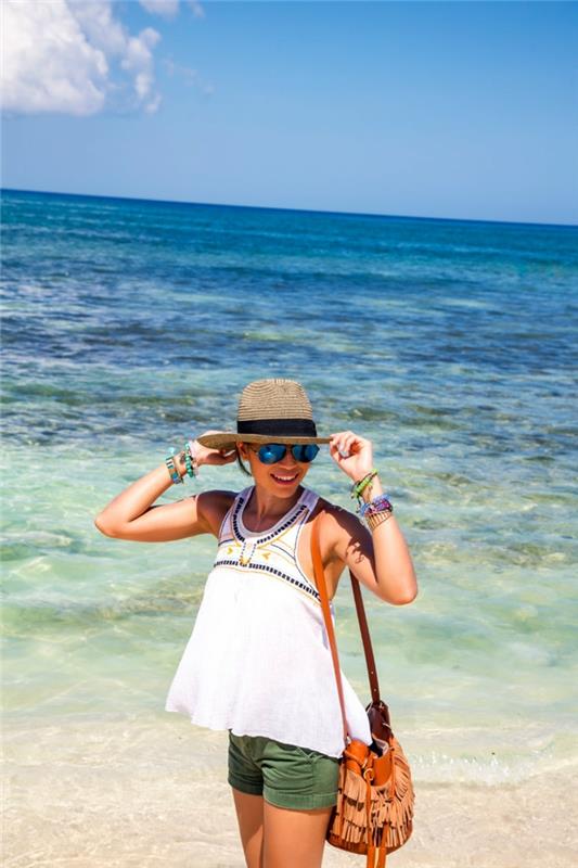 torba z resicami, kratke hlače, bela tunika, sončna očala, ženski slamnik, boemske zapestnice, ženska na plaži