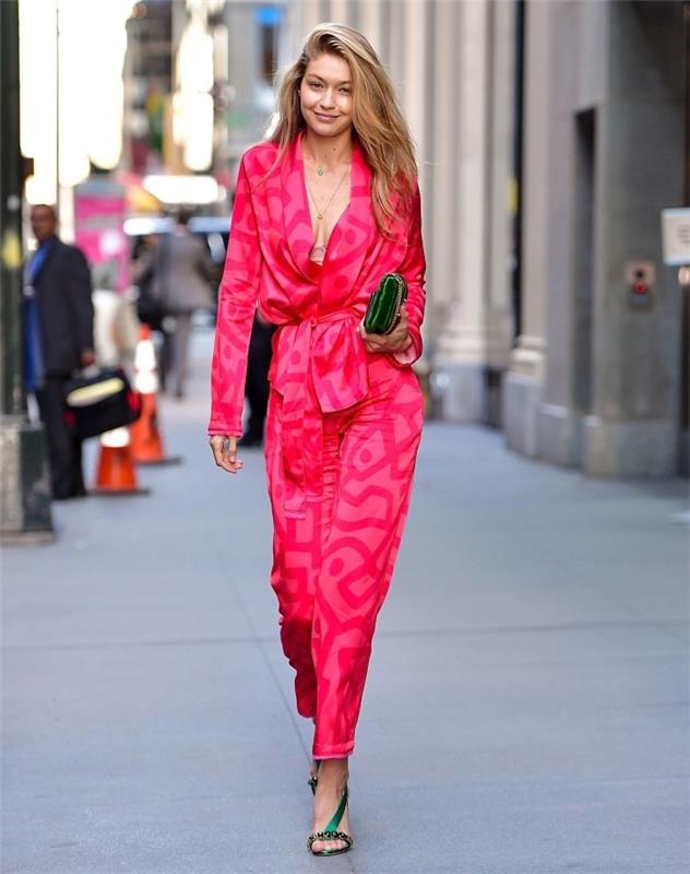 Gigi Hadid rožinės spalvos fuksijos spalvos suknelėje moterims kartu su sandalais ir žalios spalvos kišenėmis