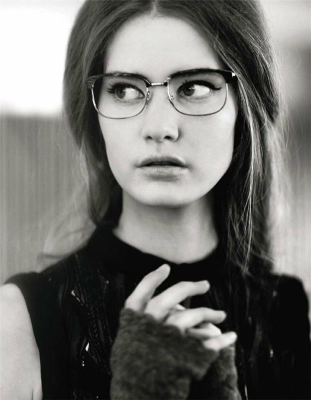 modno-hipstersko-elegantna-ženska-hipsterska-očala-črno-bela-fotografija