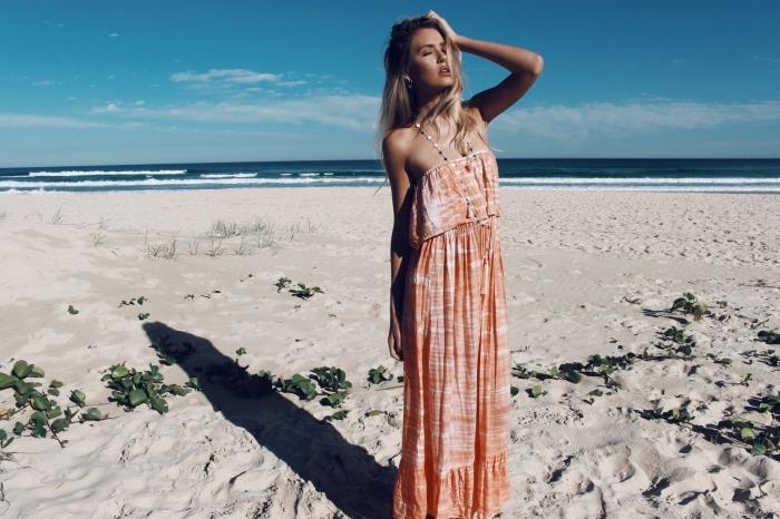 model obleke za plažo s pastelnimi koralnimi in bež odtenki bustier, naravna ličila za plažo z golimi ustnicami in zlatimi senčili