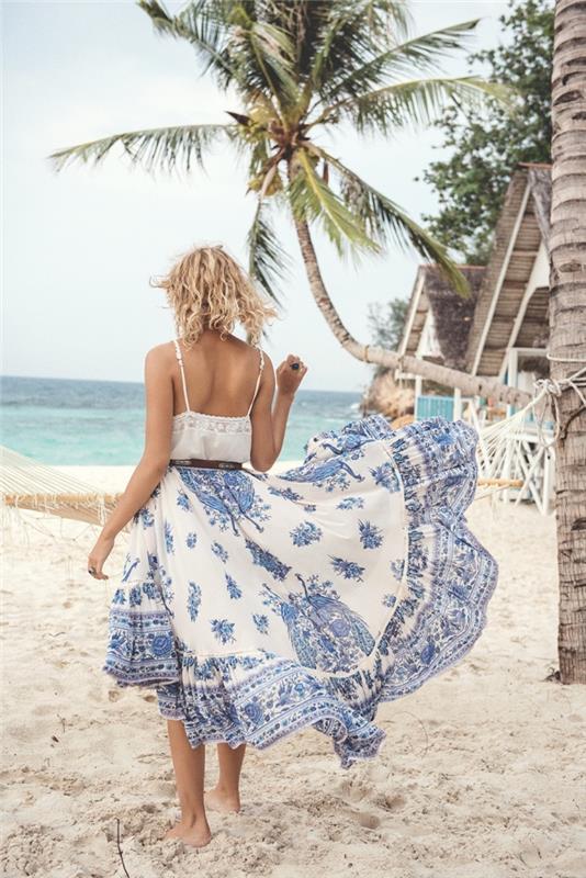 paplūdimio drabužių idėja moterims su ilga balta ir mėlyna suknele su petnešomis ir rudu odiniu diržu